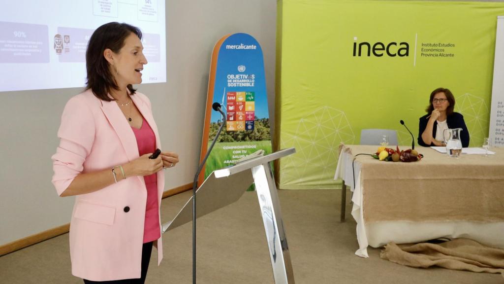 Una de las coautoras del informe, durante la presentación.