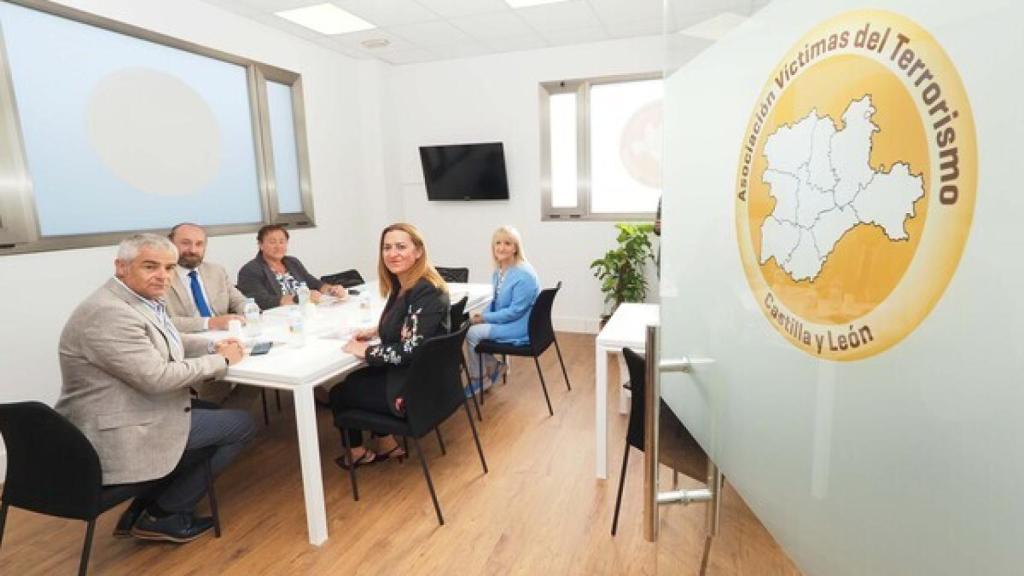 La delegada del Gobierno en Castilla y León, Virginia Barcones, en la visita a la Asociación de Víctimas del Terrorismo