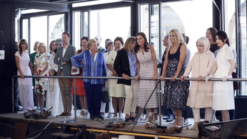 La reina y los acompañantes de los participantes en la cumbre de la OTAN visitan el Palacio Real de La Granja