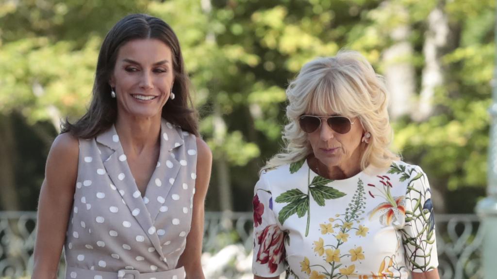 La reina Letizia y la primera dama estadounidense Jill Biden durante el paseo de la Granja de San Ildefonso.