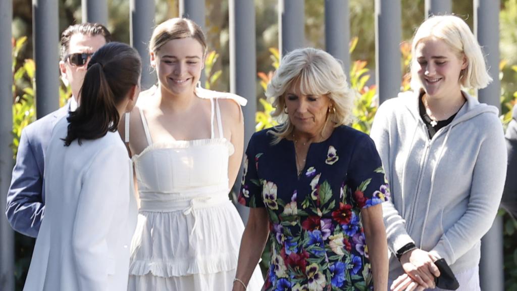 Jill Biden con sus nietas y la reina Letizia.