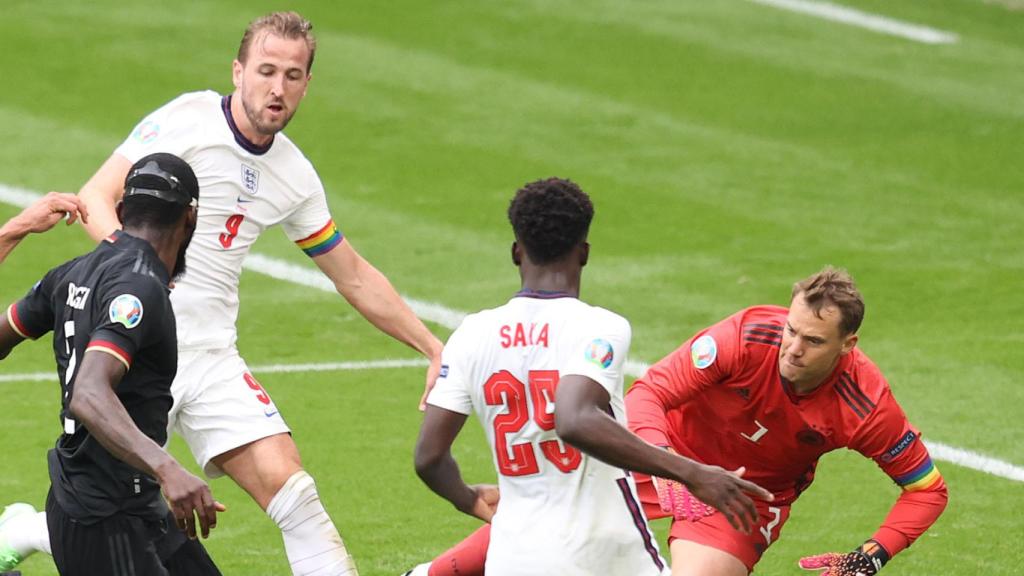 Harry Kane y Manuel Neuer con los brazaletes de capitán durante la Eurocopa 2020.