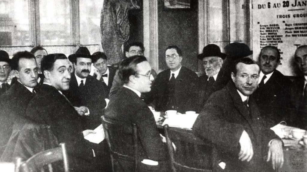 Unamuno en una tertulia del Café La Rotonda en Montparnasse de París con diversos españoles. Foto: Fondo Miguel de Unamuno / Universidad de Salamanca