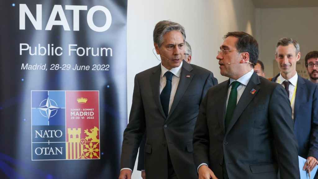 El ministro de Exteriores, José Manuel Albares (derecha), junto al secretario de Estado de EEUU, Antony Blinken, este miércoles en la cumbre de la OTAN en Madrid.