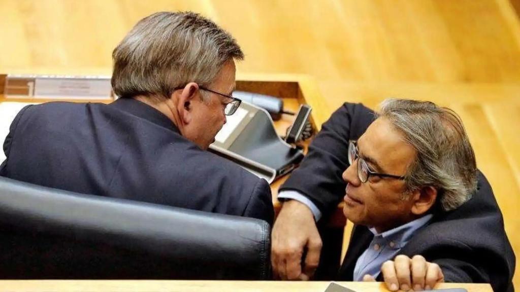 Manolo Mata conversa con Manolo Mata en las Cortes Valencianas.
