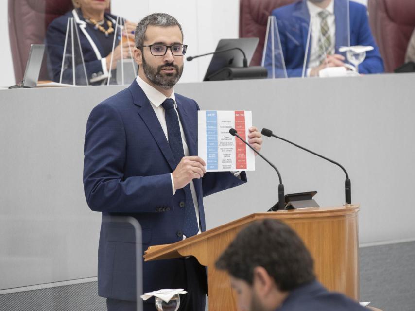 El portavoz del PSOE, Francisco Lucas, este miércoles, en el Debate del Estado de la Región comparando datos de la gestión del PSOE y del PP en la Moncloa.