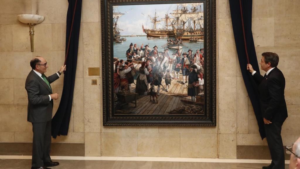 El presidente de Iberdrola, Ignacio Galán, destapando la obra en la sede del CESEDEN.