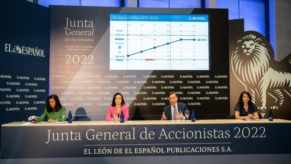 De izda a dcha. Cristina Peña, secretaria del consejo de administración de EL ESPAÑOL; Cruz Sánchez de Lara, vicepresidenta de EL ESPAÑOL; Pedro J. Ramírez, presidente ejecutivo de EL ESPAÑOL; Mamen Vázquez, directora general de EL ESPAÑOL.