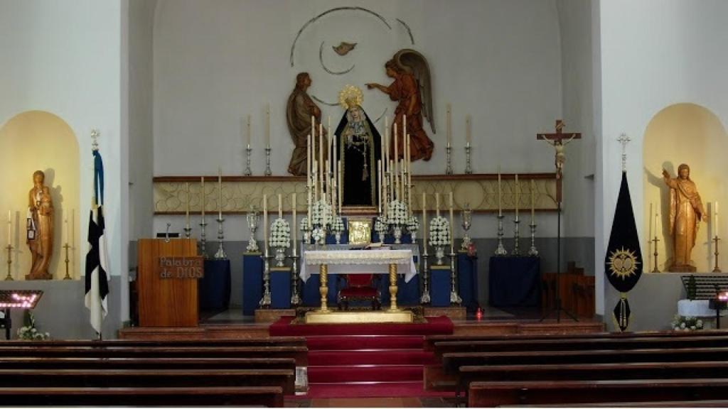 Interior de la parroquia del Ave María.