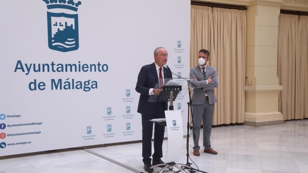El alcalde, Francisco de la Torre, y el concejal de Economía, Carlos Conde, tras la junta de gobierno local.