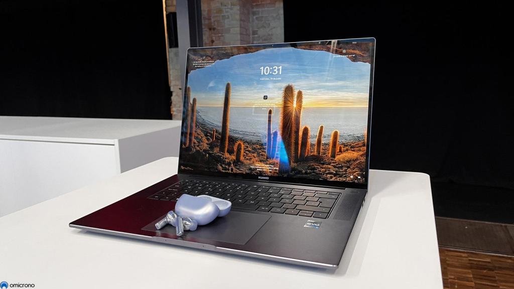 El Huawei Matebook 16 y los auriculares Freebuds Pro 2.
