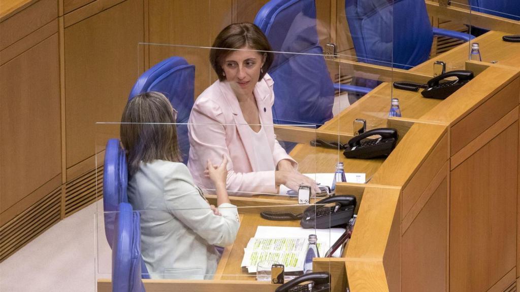 Las conselleiras de Medio Ambiente, Ángeles Vázquez, y de Infraestruturas e Mobilidade, Ethel Vázquez, en el Parlamento.