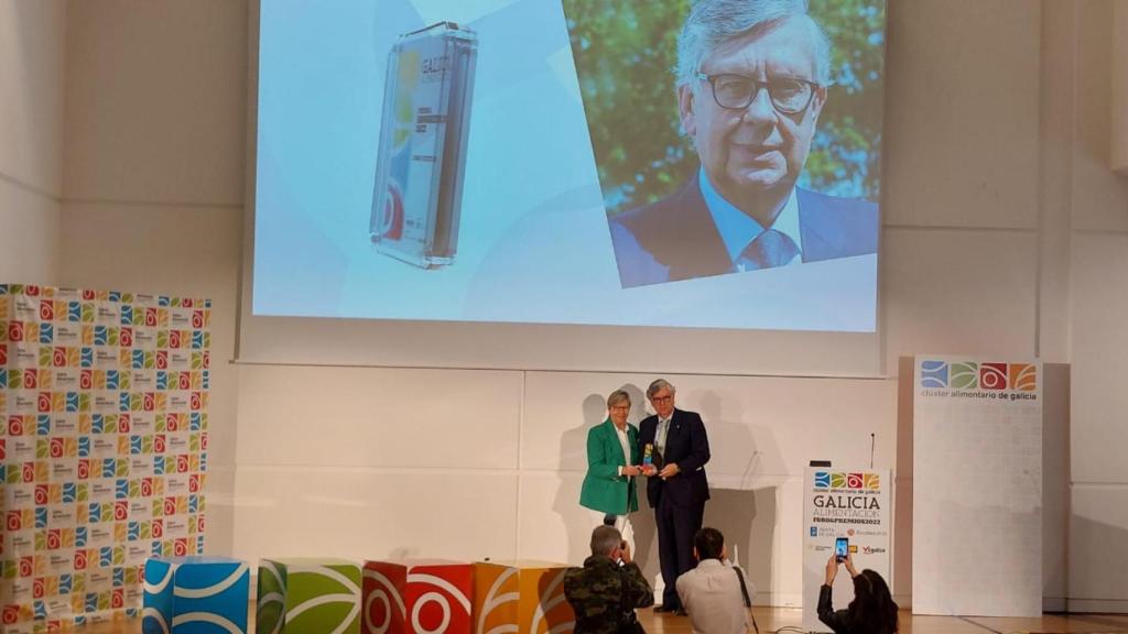 Juan Manuel Vieites recibe el galardón de manos de Rosa Quintana.