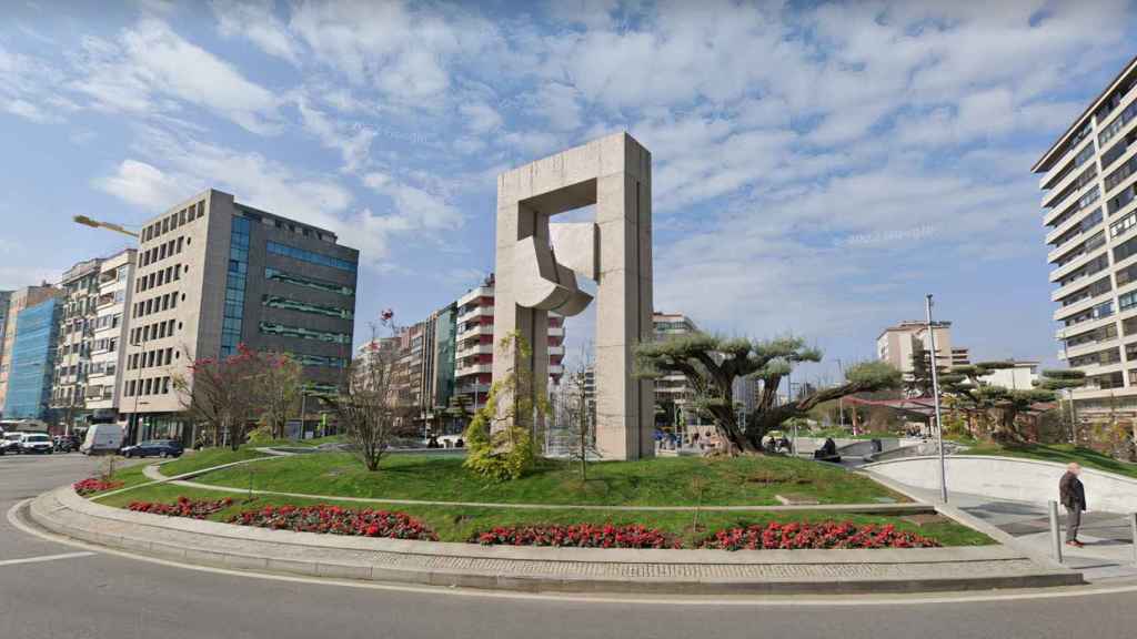 La Plaza de América de Vigo y su monumento Puerta del Atlántico.