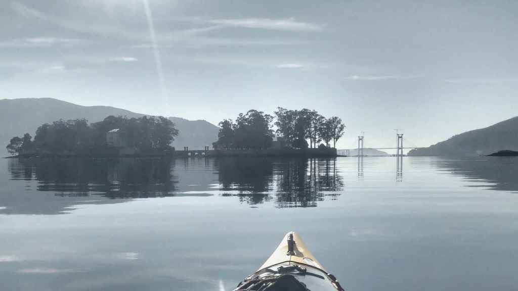 La Isla de San Simón vista desde un kayak.