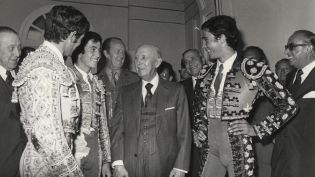 Ruiz Miguel, Capea y Roberto Domínguez con Franco tras la corrida de Beneficencia