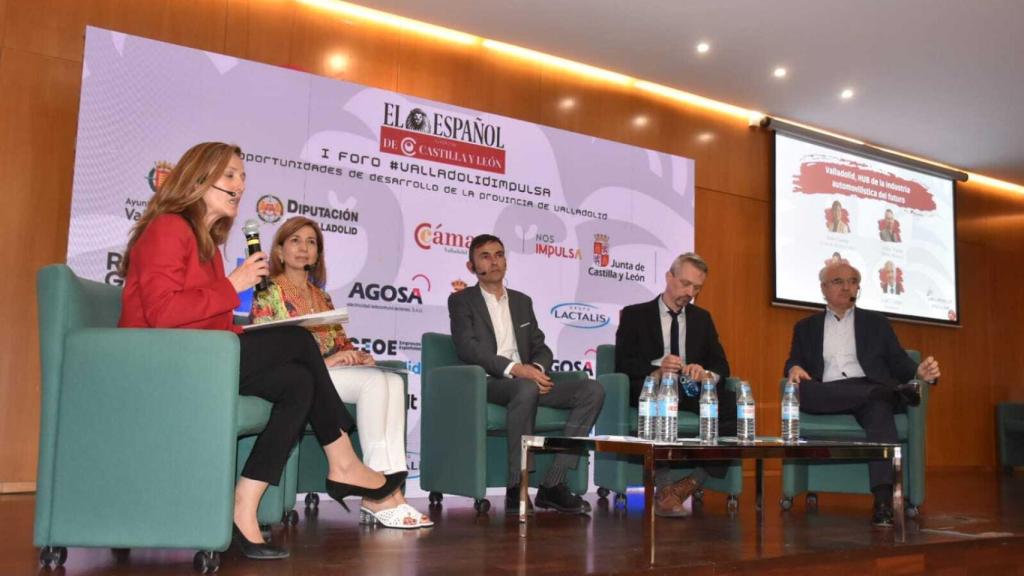 José Manuel Fuentes, director de la planta de Montaje de Renault en Valladolid (tercero por la izquierda); junto a Rosa Cuesta, directora general de Política Económica y Competitividad; Lionel Vialat, director de la planta de Switch Mobility de Valladolid, y José Luis L. Valdivieso, delegado de Faconauto en Castilla y León, ayer en el I Foro Valladolid Impulsa de EL ESPAÑOL-Noticias de Castilla y León