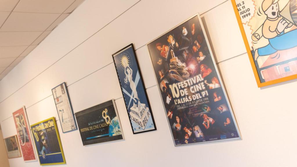 Algunos de los carteles de cine de la exposición.