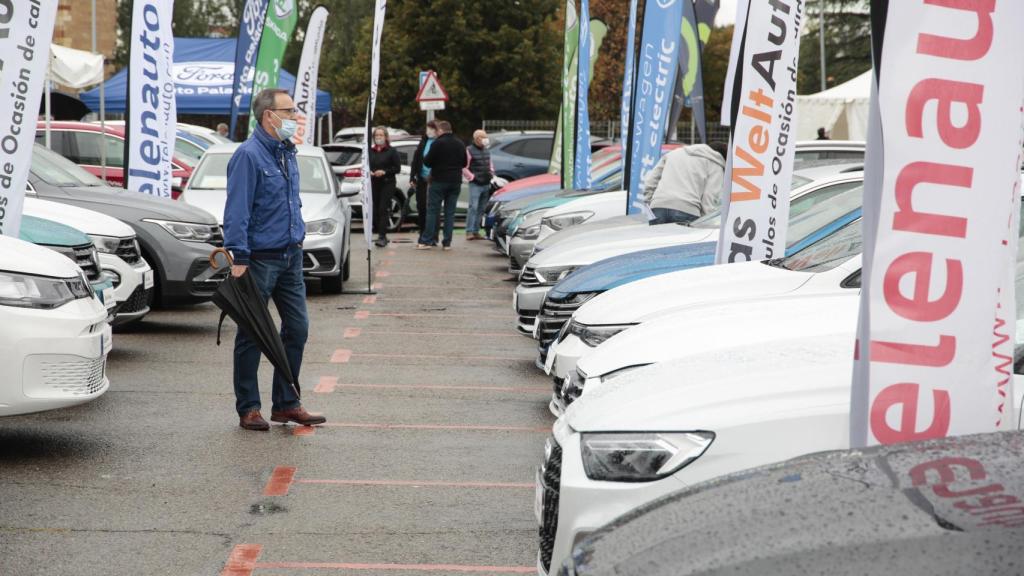 Un hombre mira los automóviles de ocasión que expuestos en el Salón del Vehículo de Ocasión y Kilómetro Cero en Valladolid
