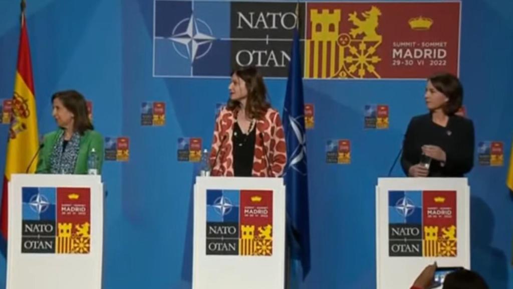 Por orden: Magarita Robles, Irene Fellin y Annalena Baerbock durante la rueda de prensa para hablar sobre Mujer, Paz y Seguridad.