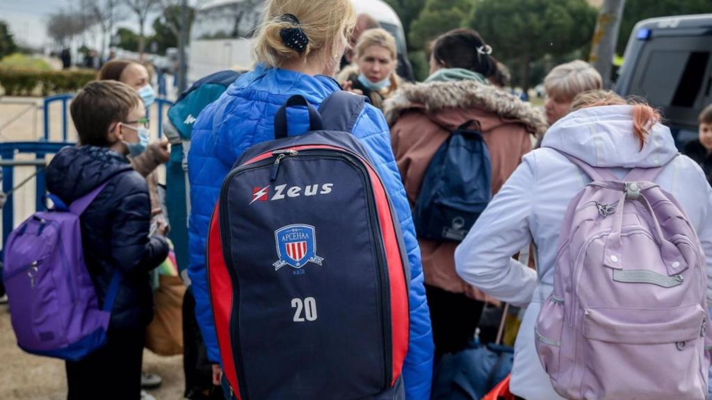 Menores ucranianos a las puertas de un centro de refugiados en Madrid.