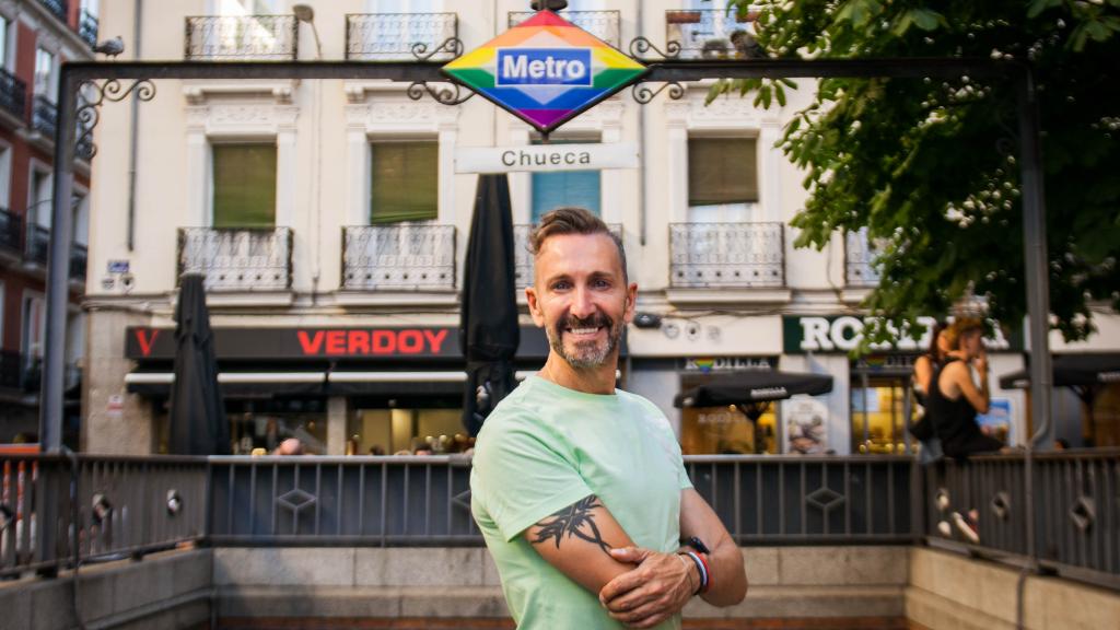 Pedro Jesús García posa para EL ESPAÑOL en la salida del metro de Chueca.