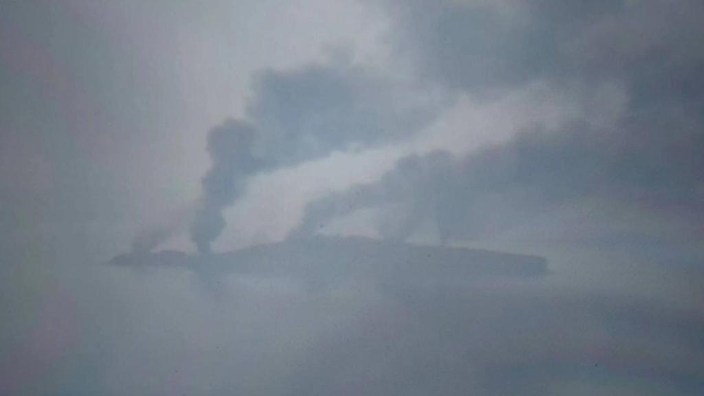 La Isla de las Serpientes, humeante tras los últimos bombardeos de la artillería ucraniana.