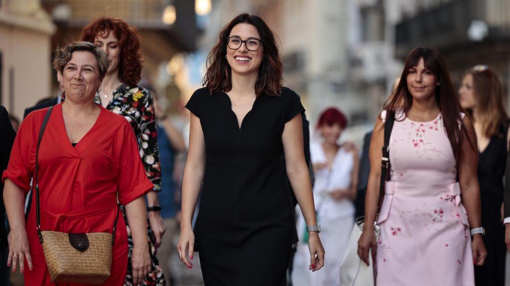 Aitana Mas, a su llegada a Les Corts, donde ha tomado posesión como vicepresidenta del Consell.