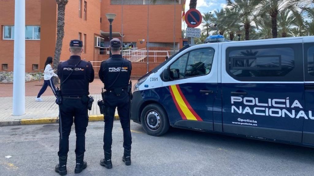Agentes de la Policía Nacional en Elche, en imagen de archivo.