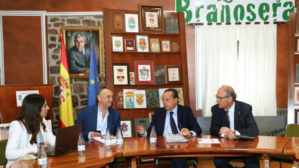 La secretaria del pleno Sheila de la Rosa; el consejero Emilio Melero; el presidente del Consejo de Cuentas, Mario Amilivia; y el consejero Miguel Ángel Jiménez en el pleno en el Ayuntamiento palentino de Brañosera