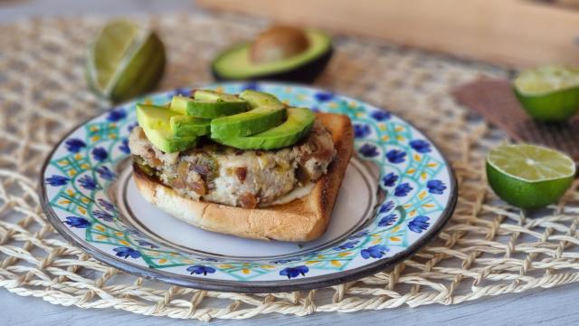 Hamburguesa de caballa y pimiento verde, una hamburguesa de pescado llena de omega 3