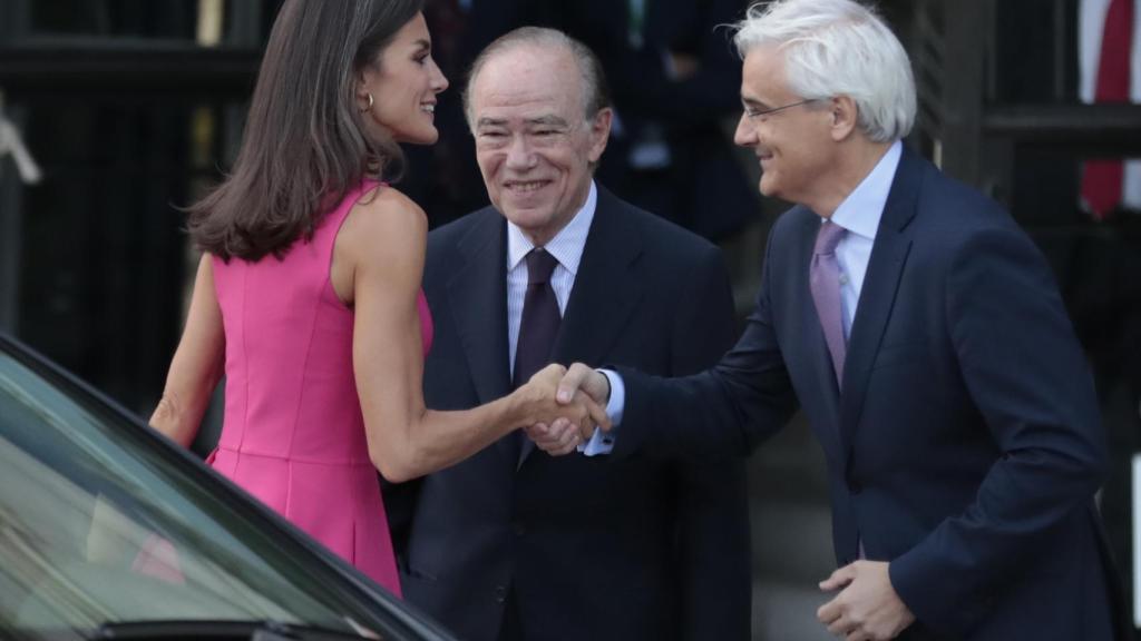 Como joyas ha elegido unos pendientes de aro de oro amarillo.