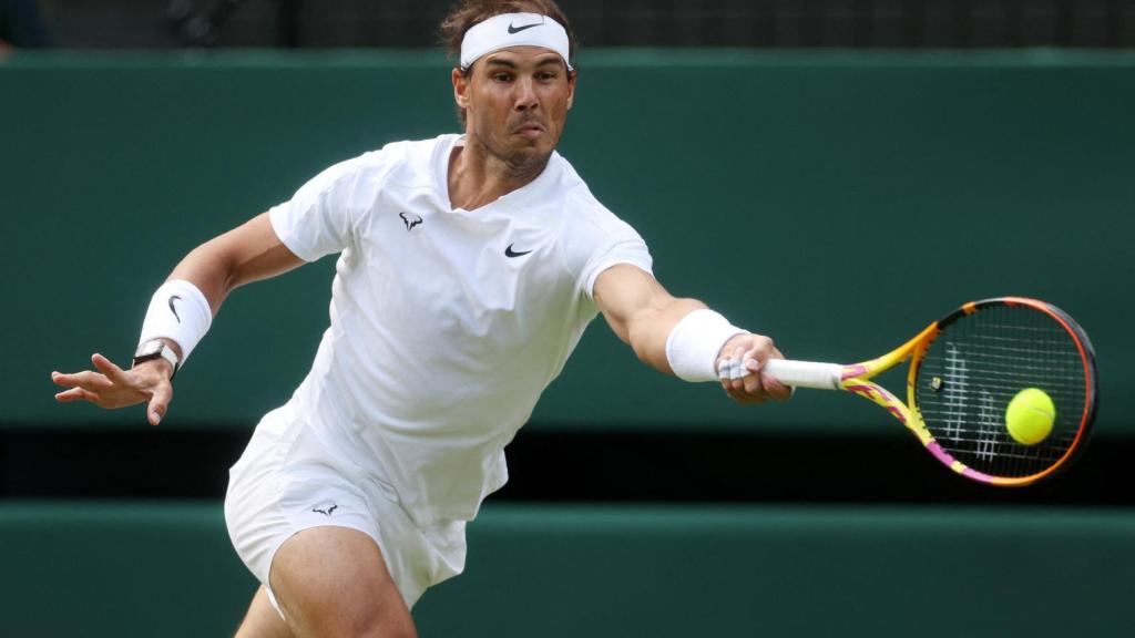 Rafa Nadal golpea in extremis una bola en Wimbledon
