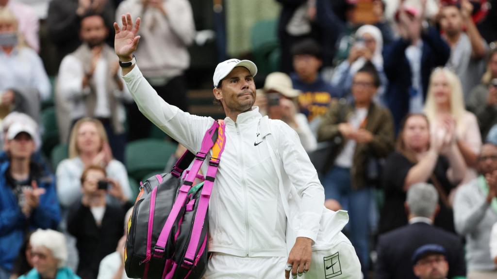 Rafa Nadal se marcha de la pista central del All England Club de Londres