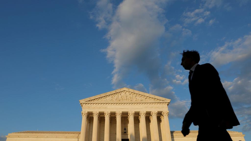Una persona pasa frente al edificio del Tribunal Supremo de los Estados Unidos en Washington, DC.