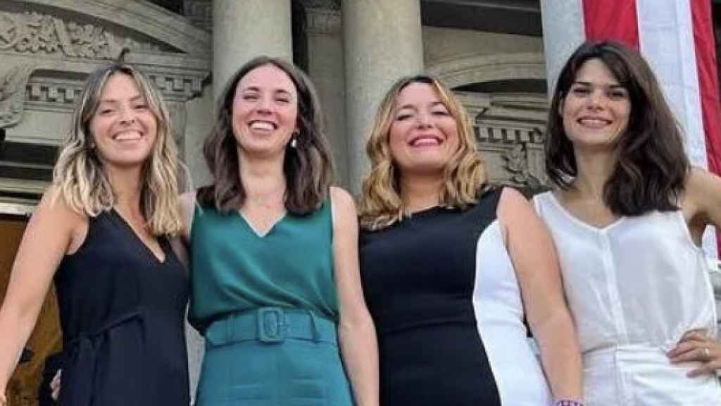 La directora de gabinete de Irene Montero, Lidia Rubio; la ministra de Igualdad, Irene Montero; la secretaria de Estado de Igualdad, Ángela Rodríguez; y la portavoz de Podemos y asesora de Igualdad, Isa Serra, en Washington.