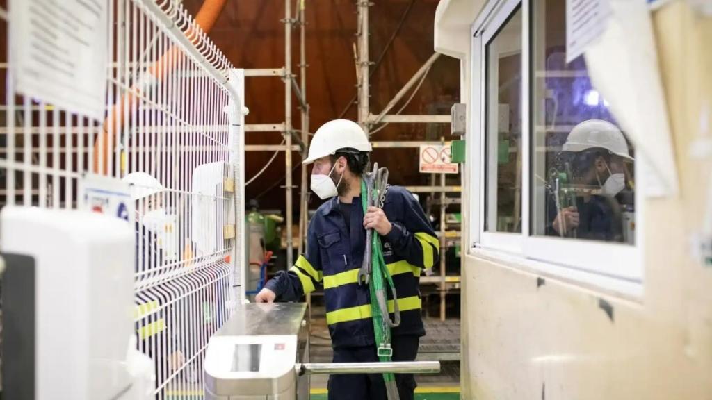 Un trabajador ficha a la salida de su jornada laboral.