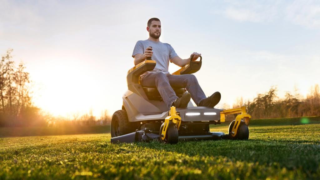 Una persona a bordo de una de las máquinas cada vez más sofisticadas para el cuidado de los jardines.