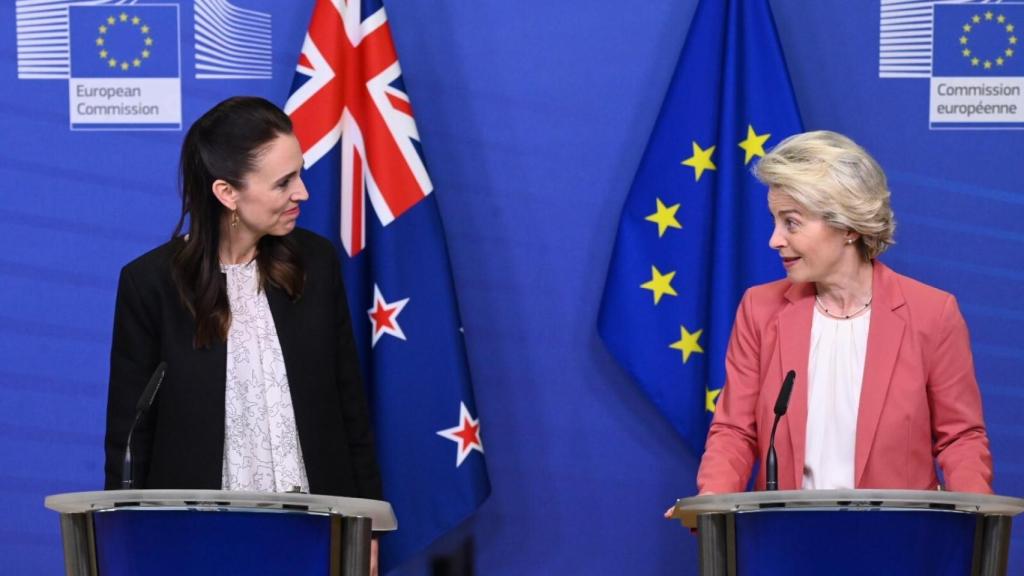 La primera ministra de Nueva Zelanda, Jacinda Ardern, y Ursula von der Leyen, durante la rueda de prensa de este jueves