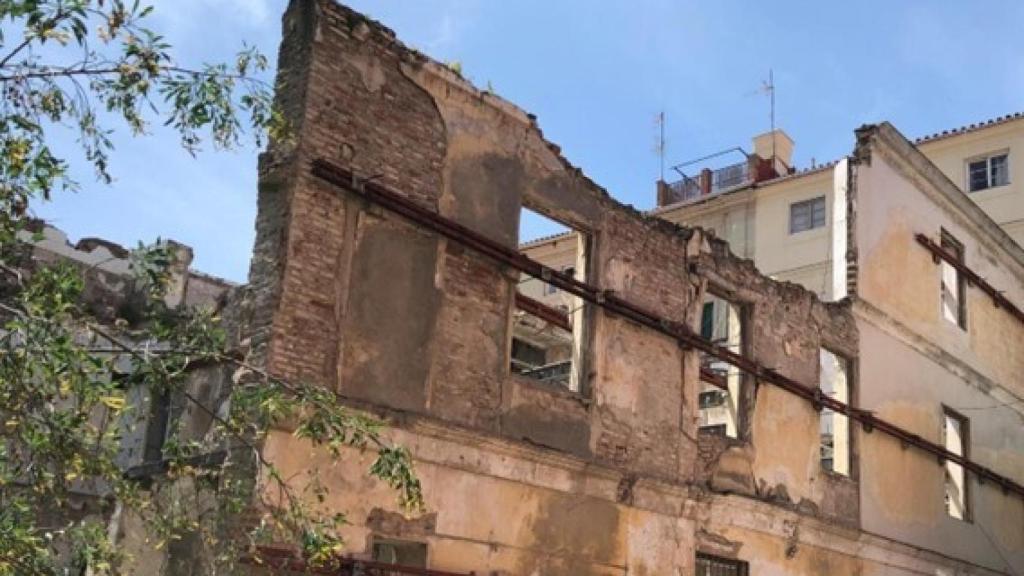 Imagen del estado semi ruinoso del edificio de la calle Beatas comprado para construir apartamentos.