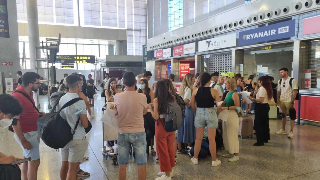 Una cola en el puesto de Ryanair en el aeropuerto.