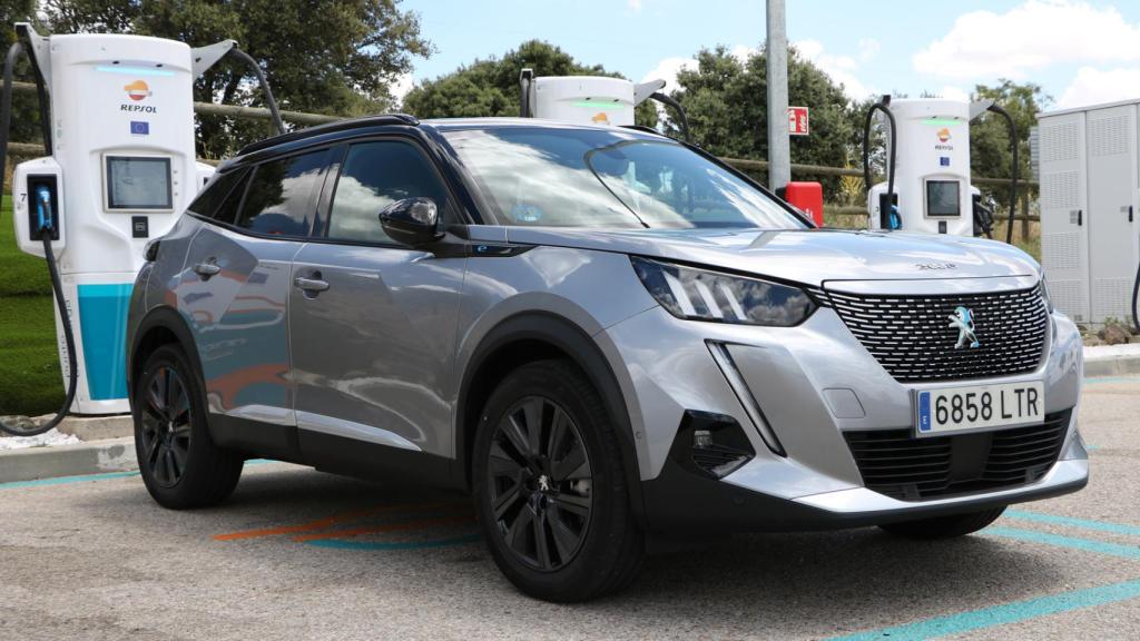 El Peugeot e-2008 en un momento de la carga ultrarrápida.
