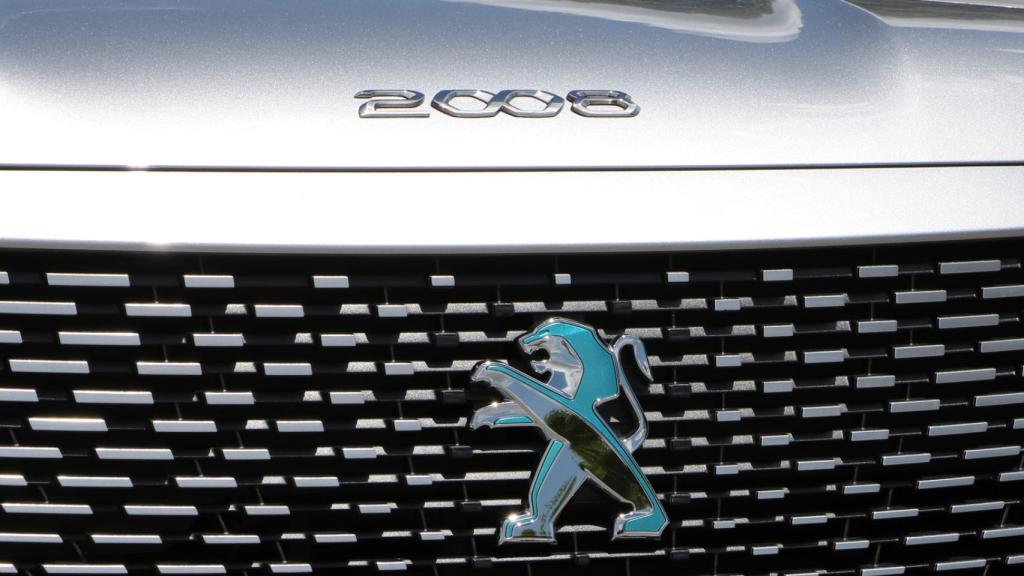 El Peugeot e-2008 cuenta con una batería de 50 kWh.