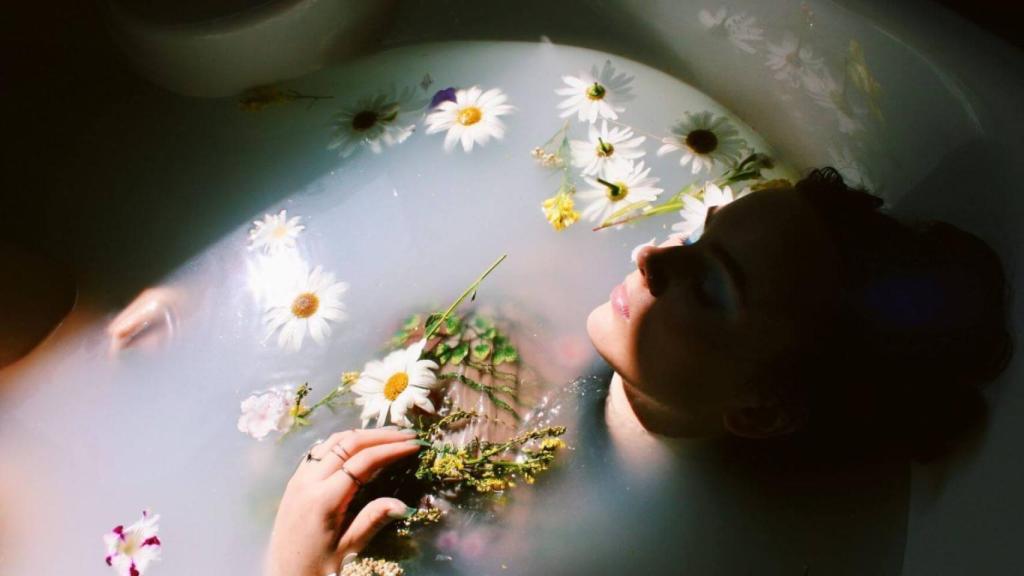 Una mujer se da un baño en el Hammam Al-Andalus.