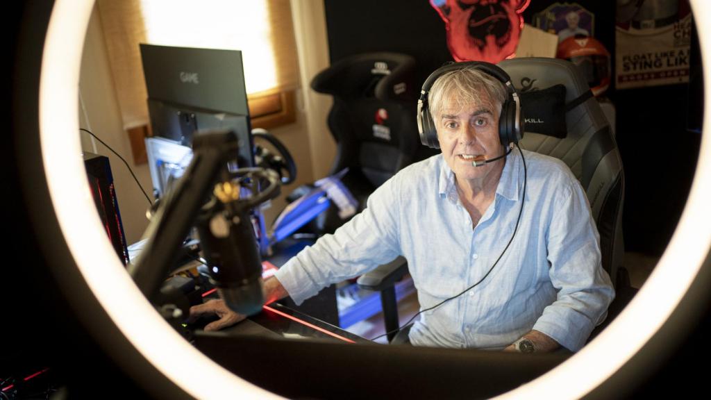 Siro López, en el sillón desde el que stremea.