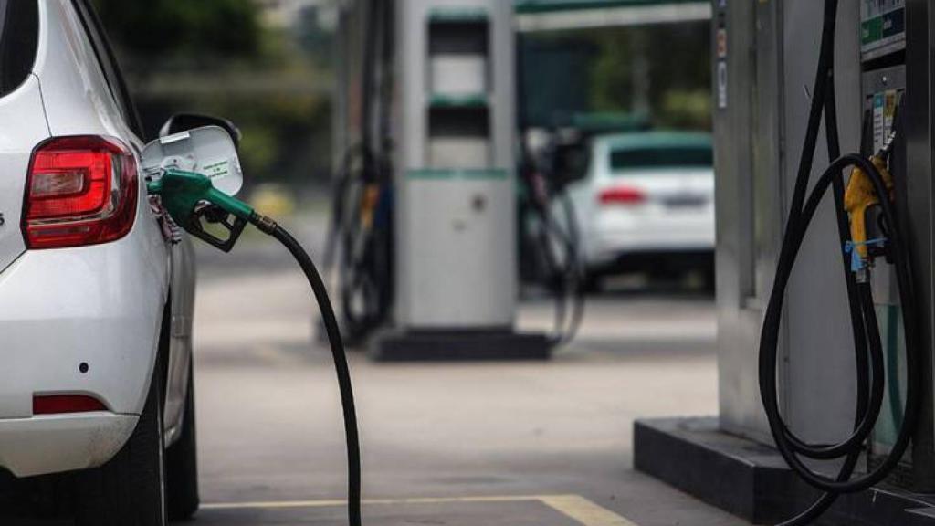 Un vehículo reposta en una gasolinera