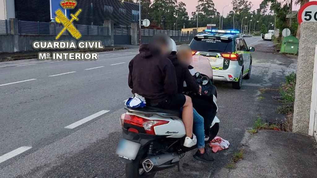Denunciado un vecino de Cambados que iba en moto sin carné ni seguro, con alcoholemia positiva y con dos acompañantes.