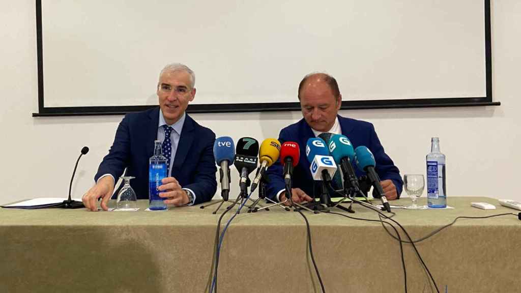 Francisco Conde y Antonio Casal comparecen ante los medios.