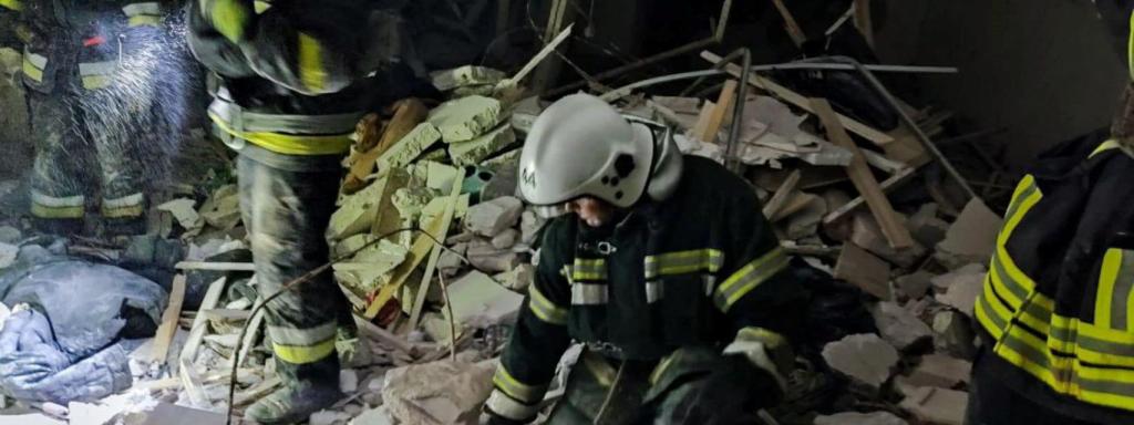 Los bomberos entre los escombros del edificio tras el ataque a Odessa.