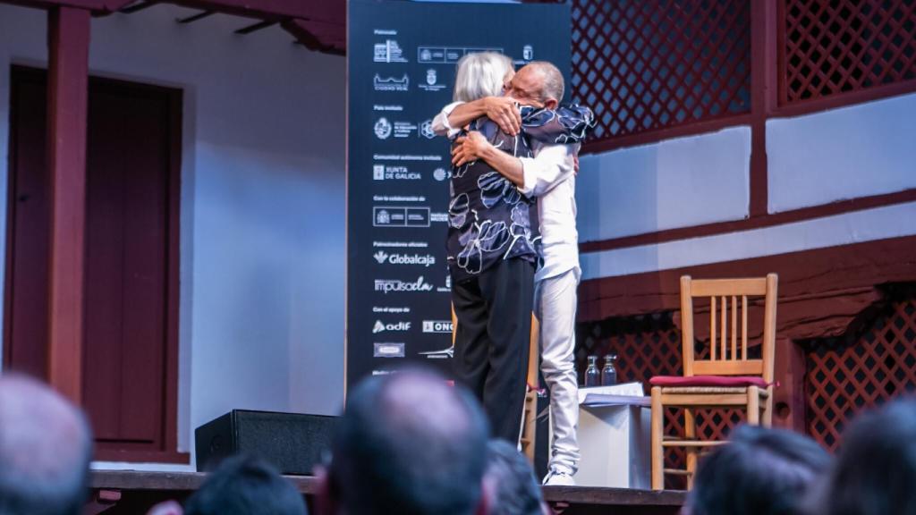 Abrazo entre Nuria Espert y Lluís Pasqual